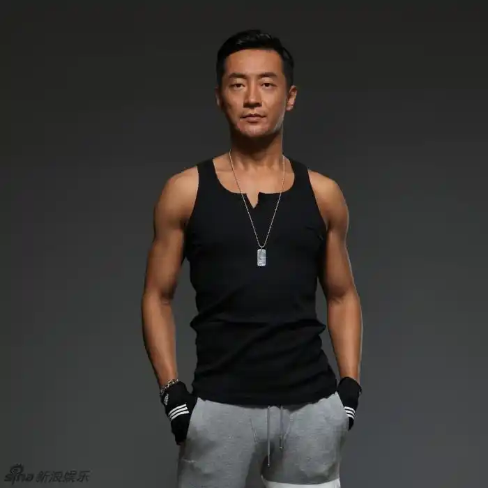 霍亚明性感大秀健硕肌肉_高清图集_新浪网