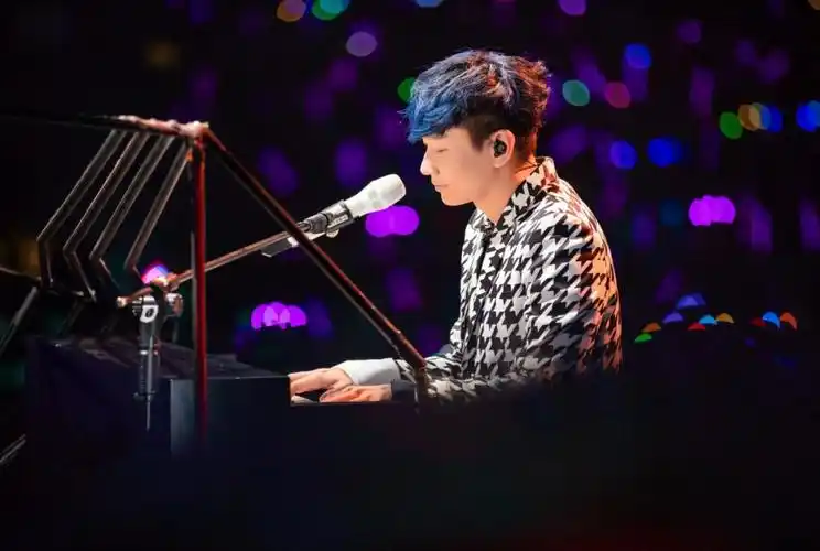 0 正文在刚刚过去的周六,jj林俊杰"圣所"世界巡回演唱会来到了第十座