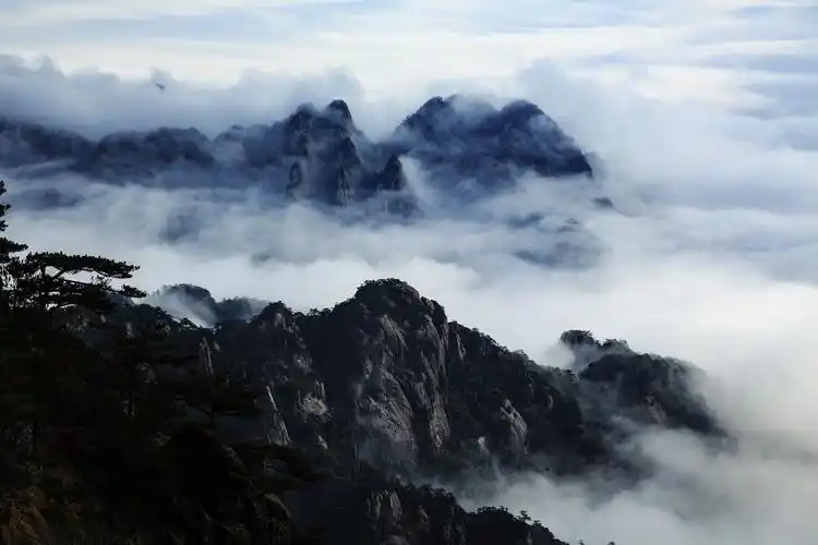 安徽黄山孤峰绝顶云烟竞秀