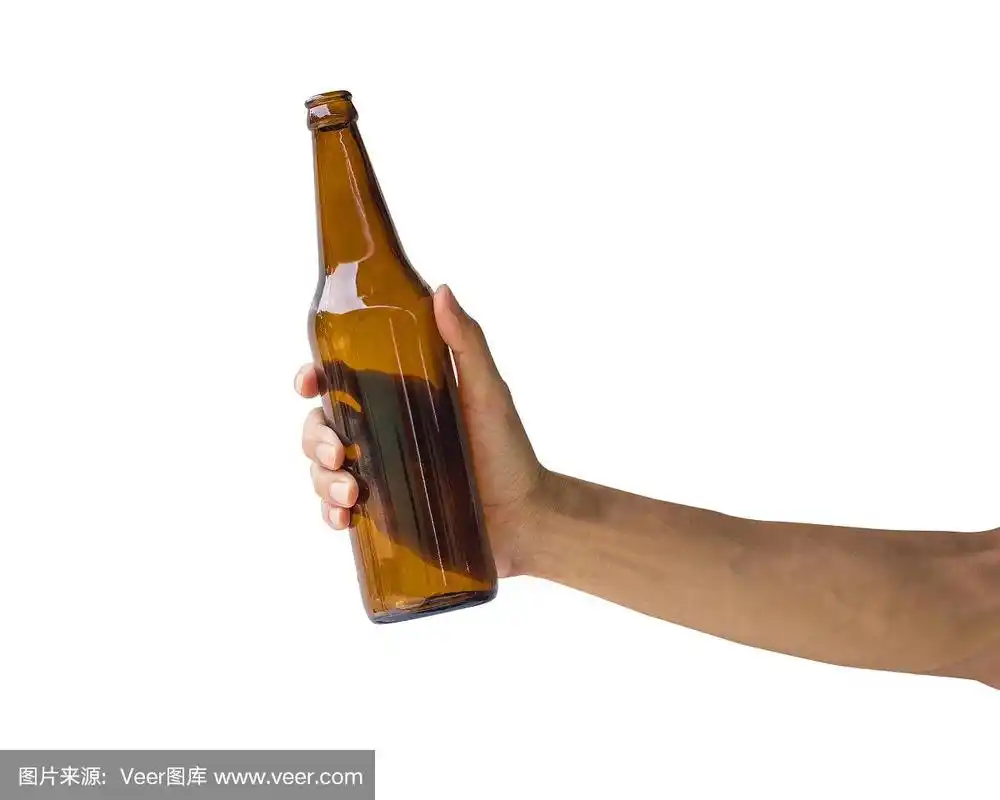 手拿啤酒瓶孤立在白色背景.无标签的透明棕色瓶子的剪切路径.