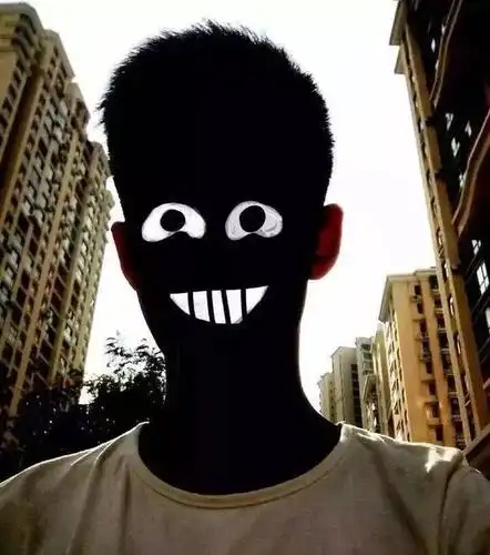 黑上个八度,一笑起来就更惨了只剩大门牙是白的了,可以去做表情包了