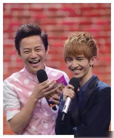 何炅最想删除的几张照片身高是他永远无法面对的硬伤