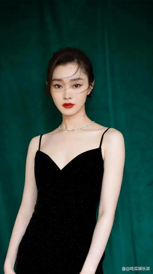 宋轶越来越有范  宋轶身穿神秘小黑裙,纤细的吊带以及修长的裙摆突出