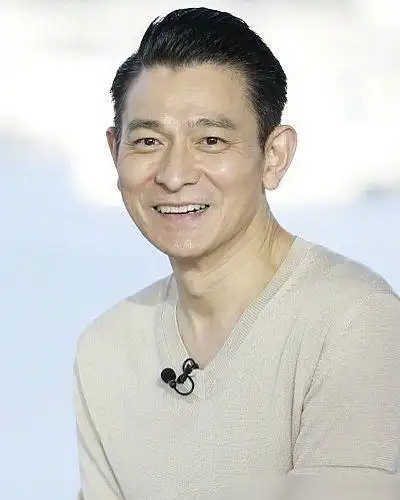 刘德华出席金鸡奖现场看清照片后老夫的心碎了