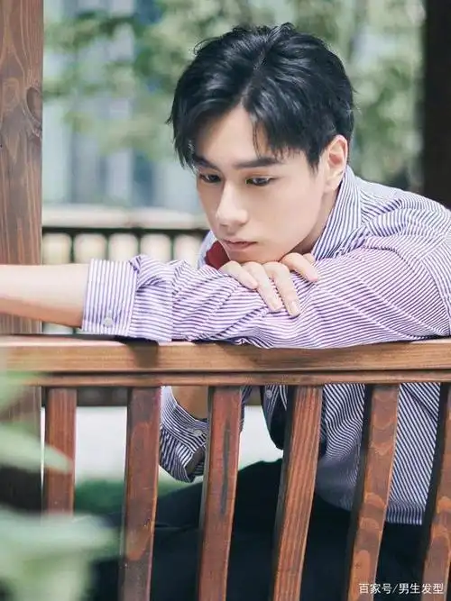 胡一天"中分"发型阳光帅气,条纹衬衫配黑色长裤,展现美少男范