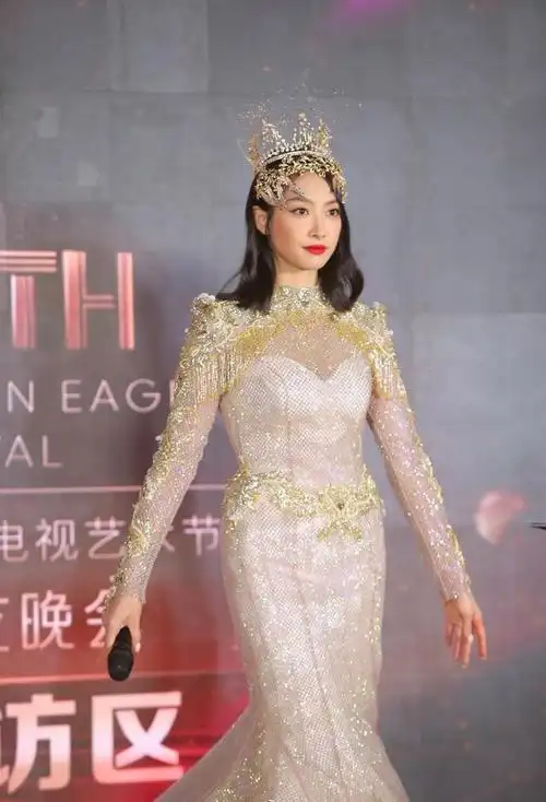 16日晚第十三届金鹰节被投票选出来的宋茜穿着女神礼服走红毯,按理来