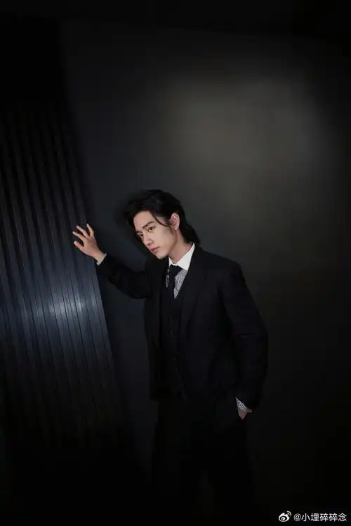 肖战黑西装十五宫格##肖战垂眸浅笑