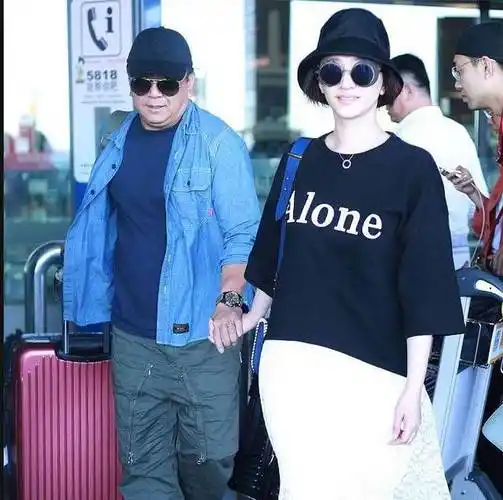 李小冉与老公徐佳宁现身机场 两人牵手冲镜头露婚戒高调秀恩爱