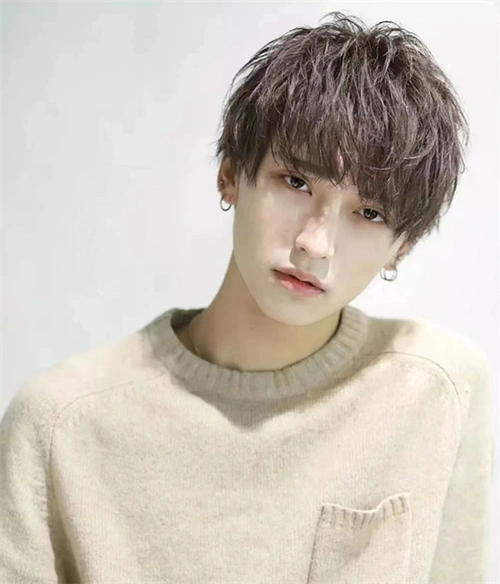 男生蓬松纹理烫,帅气好打理,可做湿发造型,比较适合浅色发色.