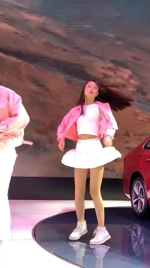 糟糕风太大裙子飞起来了