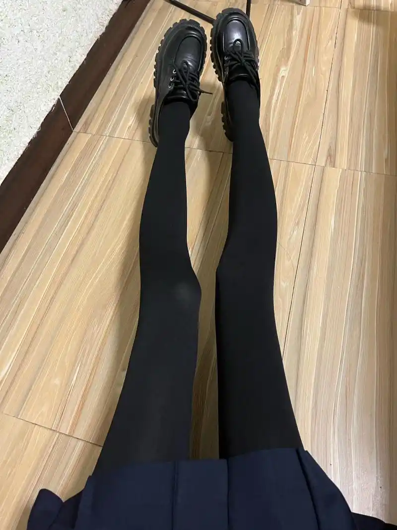 黑色压力打底袜配jk好乖 真的好喜欢这样穿哦!