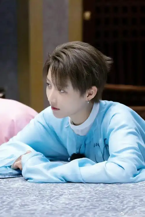 刘雨昕打卡吧吃货团蓝色古装剧照