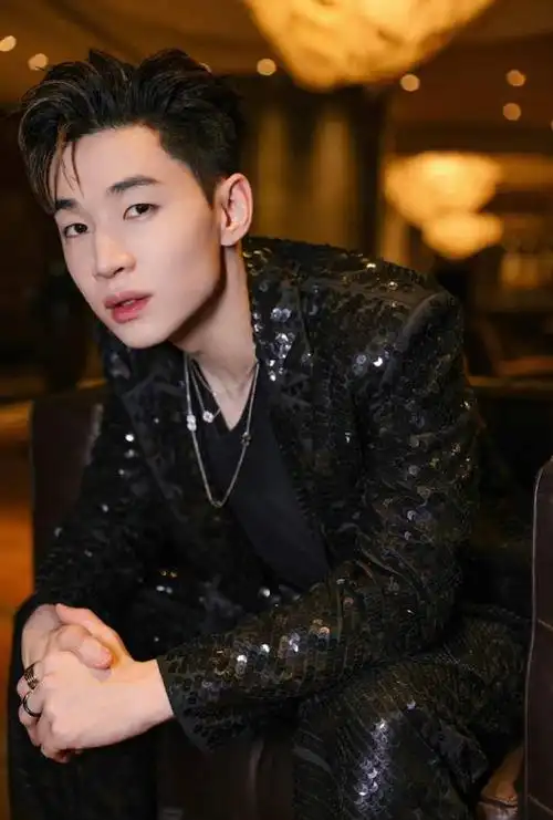 刘宪华是一位才华横溢的男艺人,他的多才多艺和富有亲和力的性格深受