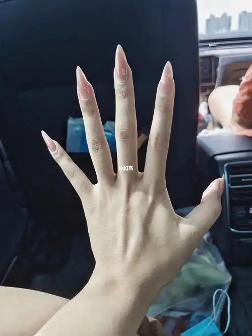 p了一个恶魔尖指甲quq