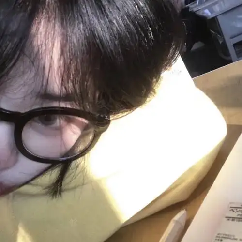 有没有短发戴眼镜的女生头像呀