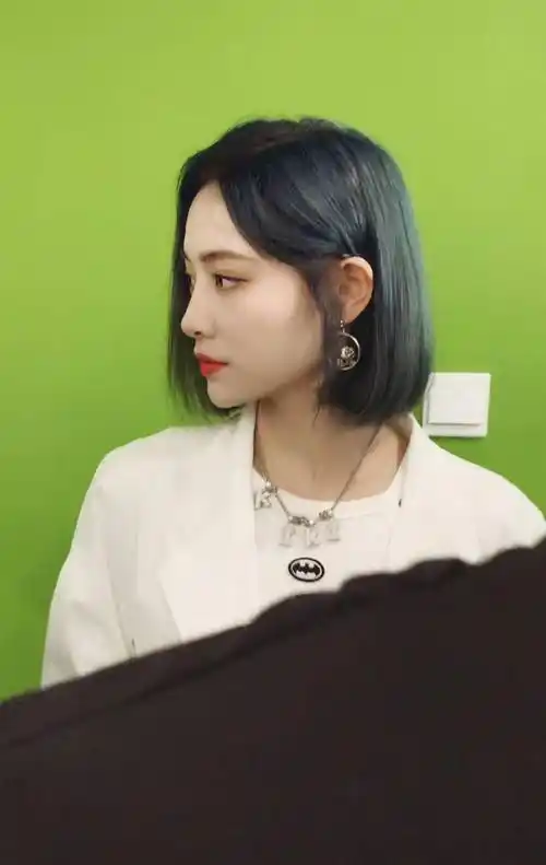 短发佳人许佳琪,你以为是个清纯小学妹,不,她是酷帅"黑白杀"