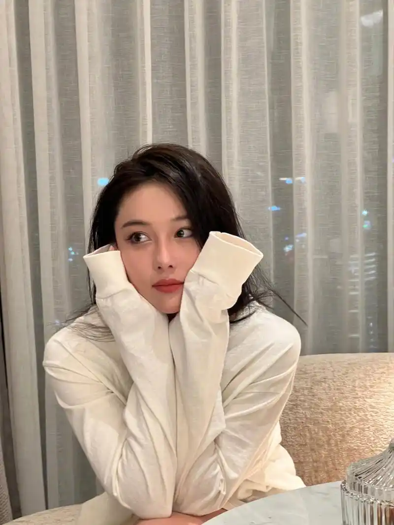 张馨予长发美腿微红唇,娴静笑容迷人至极#张馨予# #张馨予图集