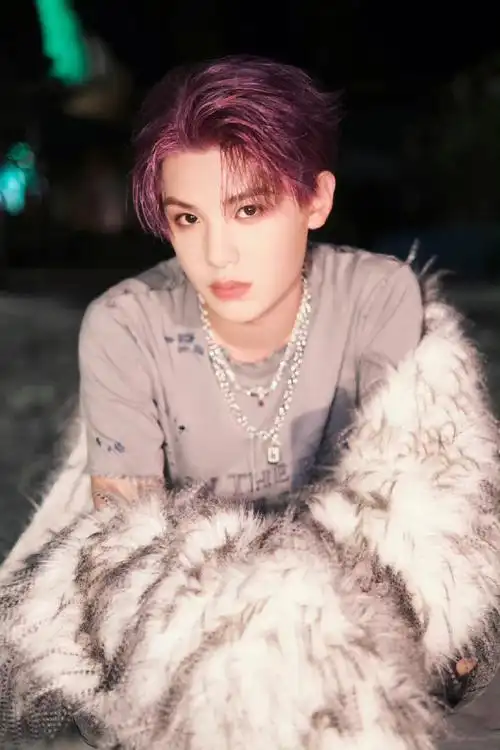 黄明昊紫发造型随拍