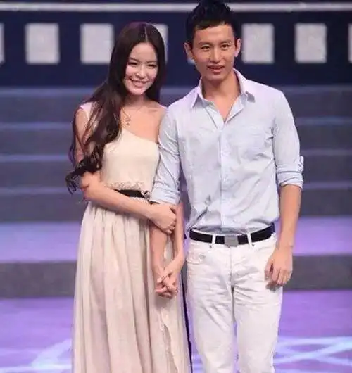 成毅办公室再也难出现的举动!短短三年变化如此之大