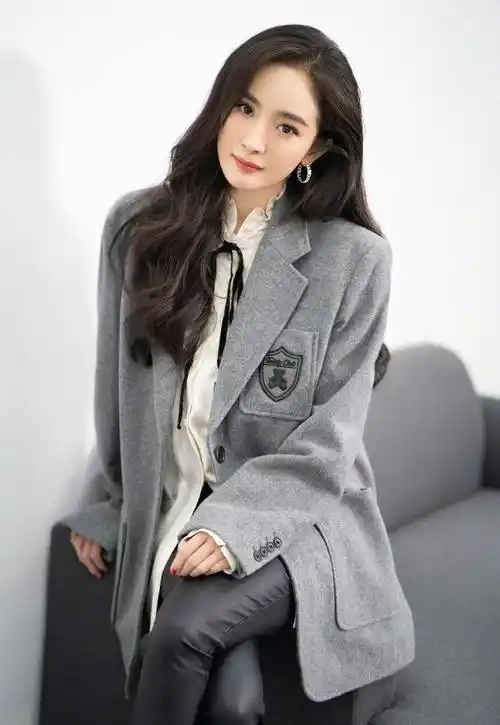 原创还是杨幂会穿灰西装配黑皮裤大秀筷子腿高冷优雅真撩人