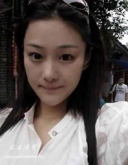 张馨予成名前旧照曝光 长发飘逸清纯文静显女神范