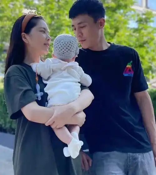 杜淳晒一家三口温馨合照,王灿抱着女儿上演"望夫眼",超幸福|王灿|杜淳