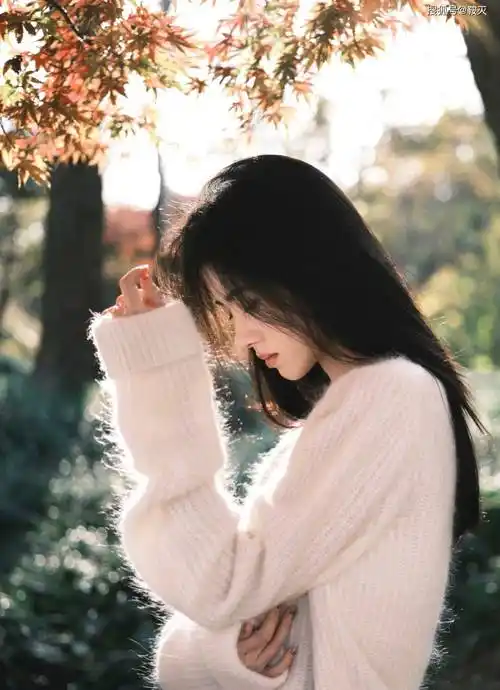 鞠婧祎冬日写真,白色毛衣御寒