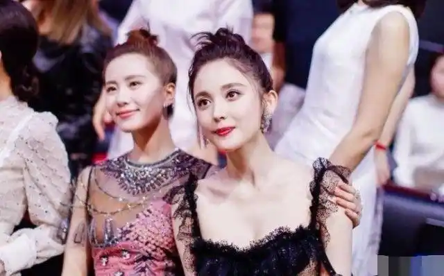 杨幂等四人合影为何不带旁边的古力娜扎看完照片你就明白了