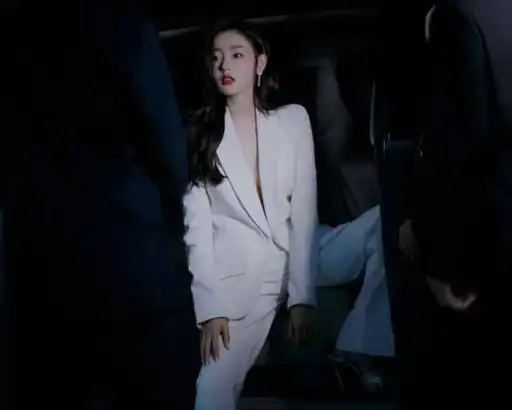 张天爱展现霸道总裁范白色西装真空上阵秀事业线皮肤白皙