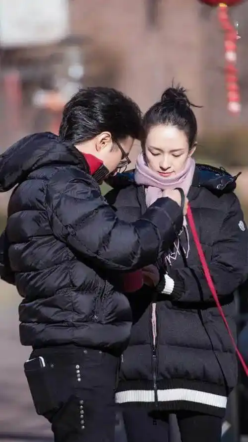 章子怡街头紧搂老公秀恩爱