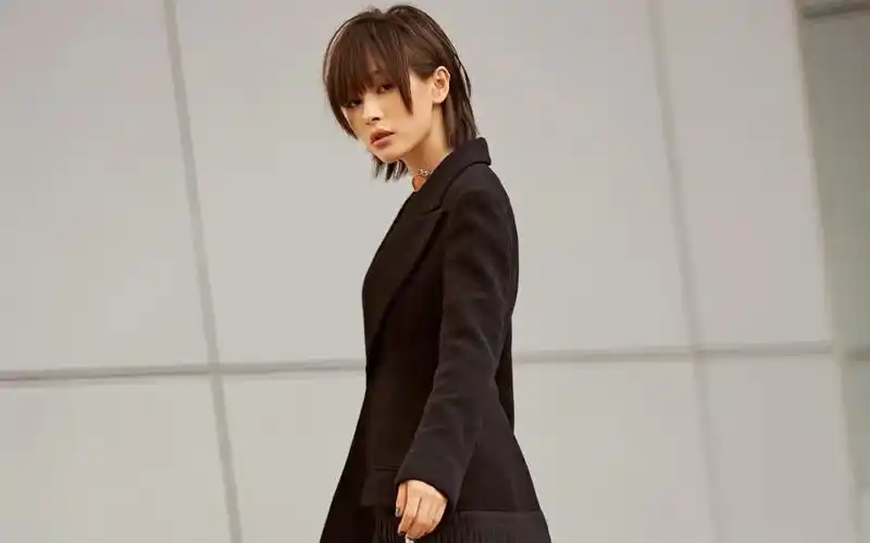 王子文干练迷人黑色西装时尚街拍桌面壁纸