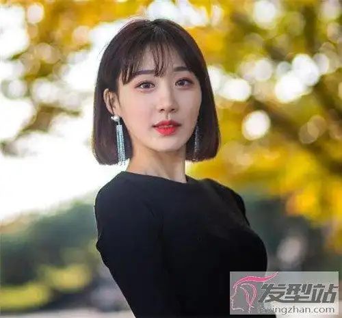 文艺利落波波头短发 今年短发流行这款_发型站_最新流行发型设计发型