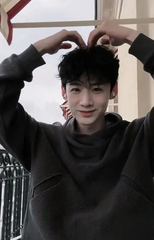 白敬亭来给大家花式比心了|白敬亭_新浪新闻