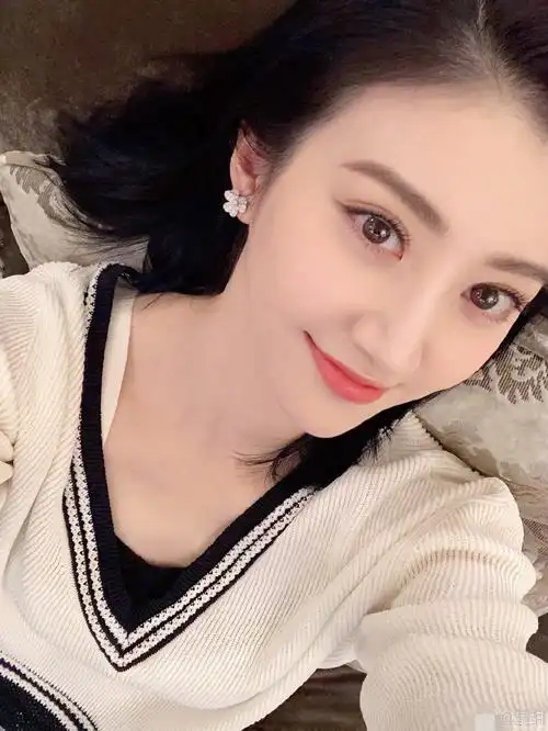 真分手了景甜晒自拍美照手上单身戒指抢镜