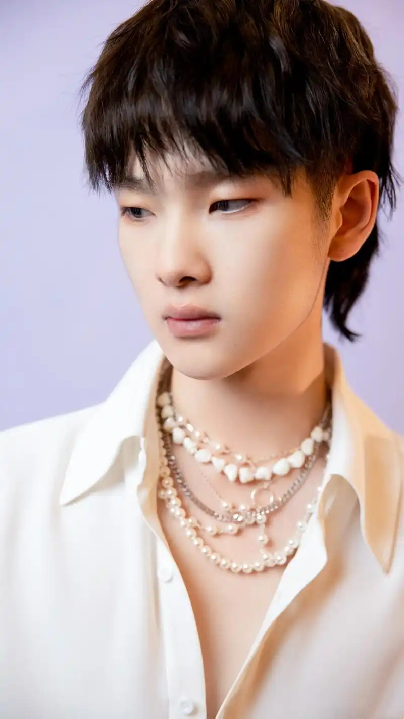 歌手周震南,拥有自己风格的小哥哥,来看他的帅照