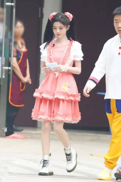 鞠婧祎太可爱了穿粉色洛丽塔裙配双马尾真不敢相信她成年了