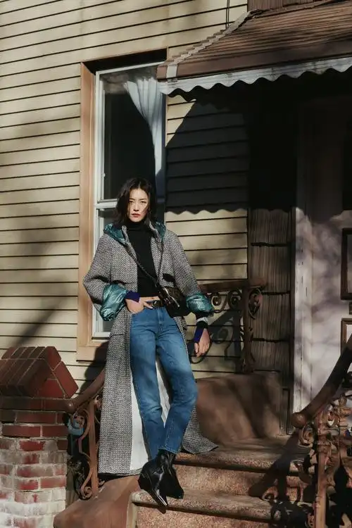 超模刘雯身穿chanel斜纹软呢大衣街拍