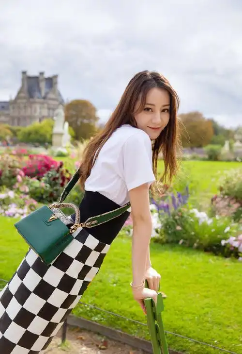 女演员迪丽热巴阳光时尚街拍写真