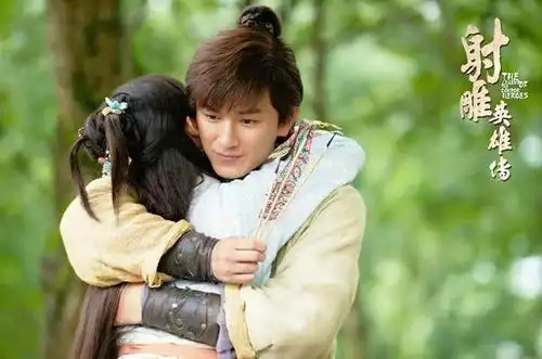 杨旭文李一桐相互拥抱