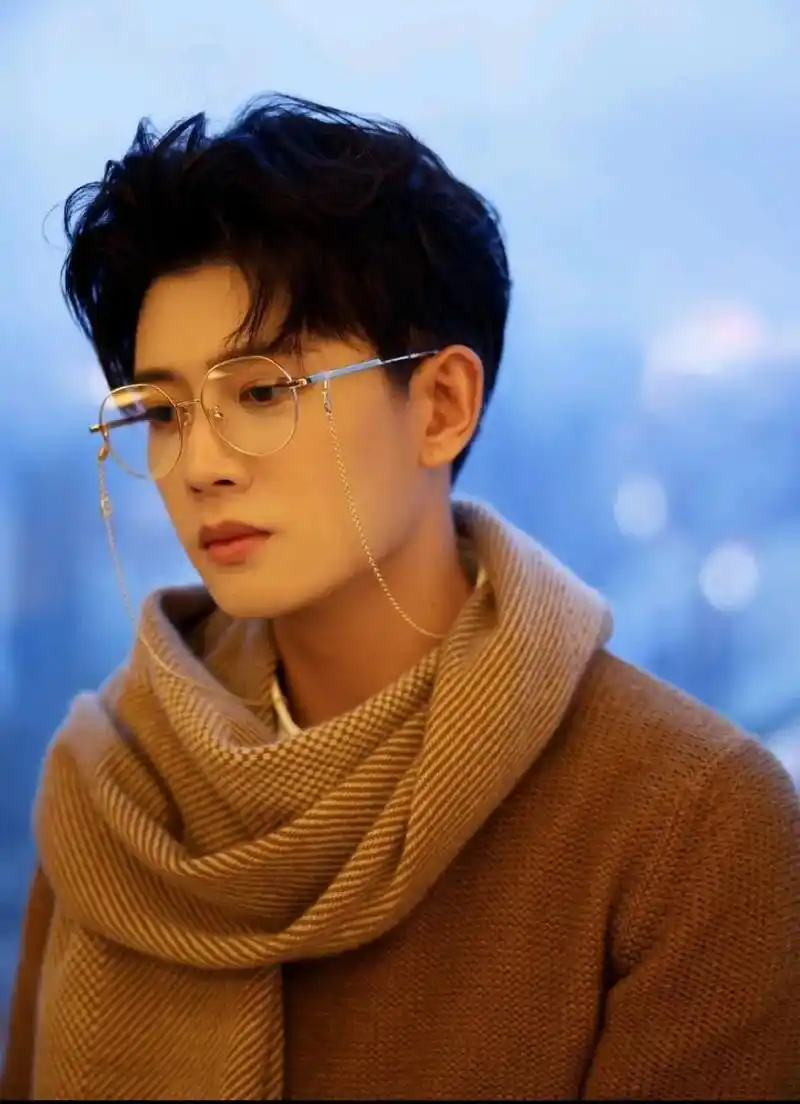 任嘉伦动态壁纸 #推眼镜 #戴眼镜的样子 #帅气男孩 #任 - 抖音