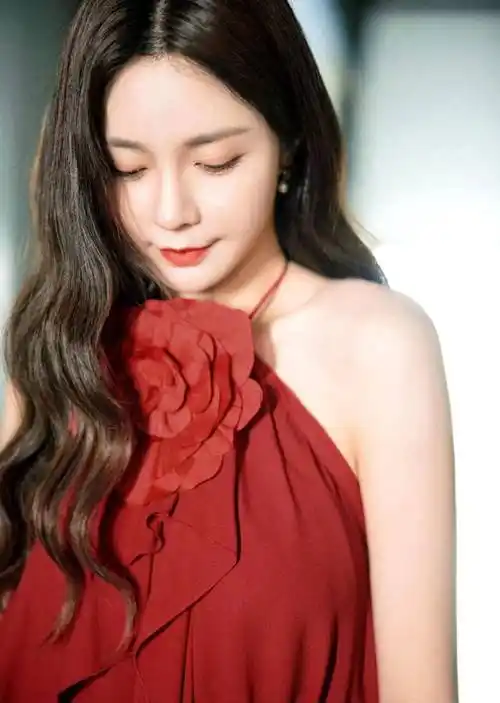 沈梦辰节目穿搭,红色挂脖裙明艳动人,却被面前的大红花抢镜了_造型_一