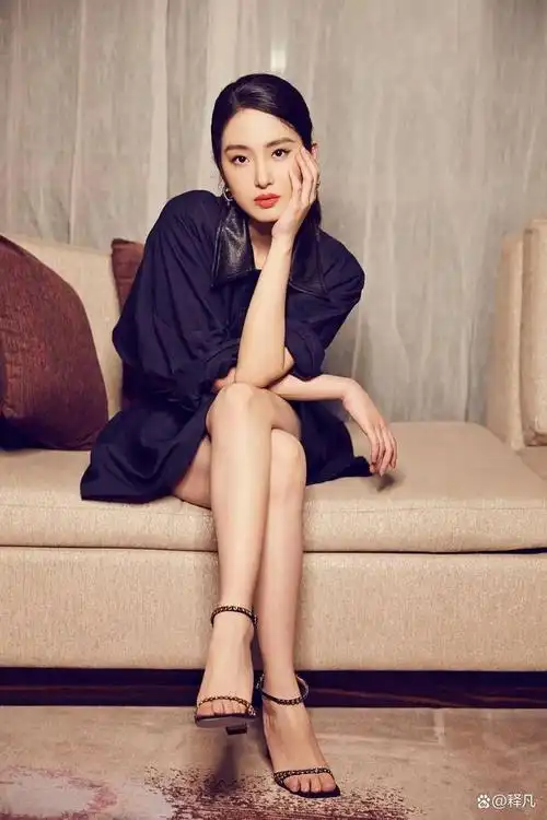 杨采钰写真露出事业线大美腿她微笑甜美身材曼妙太性感