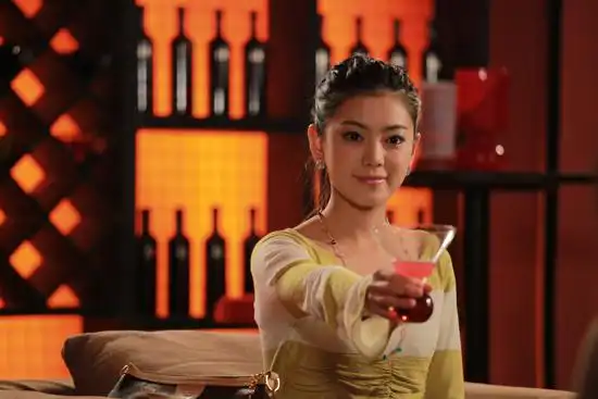 赵文琪爱情公寓饰时尚白领造型靓丽养眼