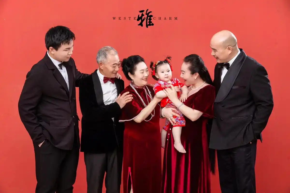 记录三代同框的全家福.