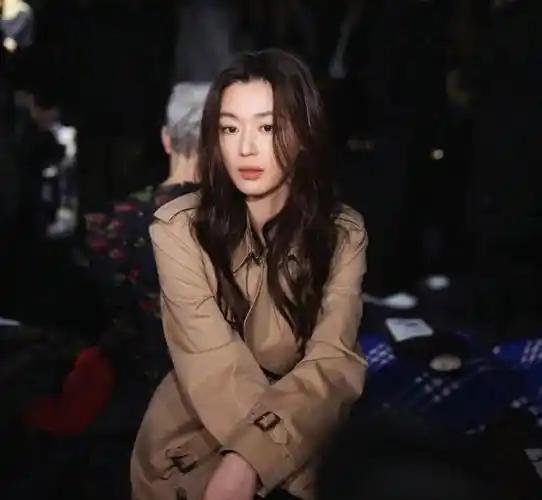 长发一卷,她又是"漂亮就行"的全智贤!_刘海_括弧_面部