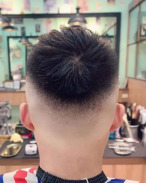 男生不管怎么剪发型,还是"两边铲光"比较帅气,干净利落显精神