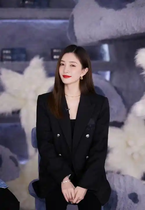 江疏影现身活动,一身黑色西装秀姐姐,涂大红双唇气场十足_时尚_女性