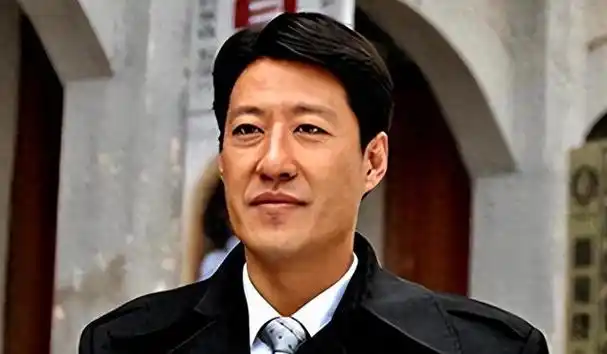 在大众心目中,于震被视为演技派的典范,他在戏剧中扮演各种角色都能