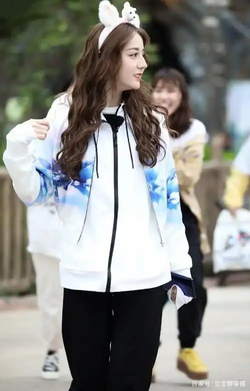 热巴在《极限挑战》的4套服装,羊毛卷撞宋雨琦,奶油妆甜出蜜