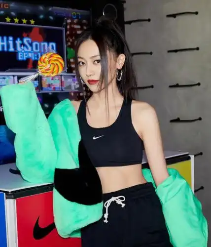 黄梦莹身材真没得说!运动装也能凹出时尚感,杨幂眼光太毒了